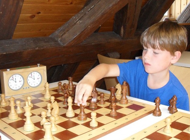 Junge spielt Schach
